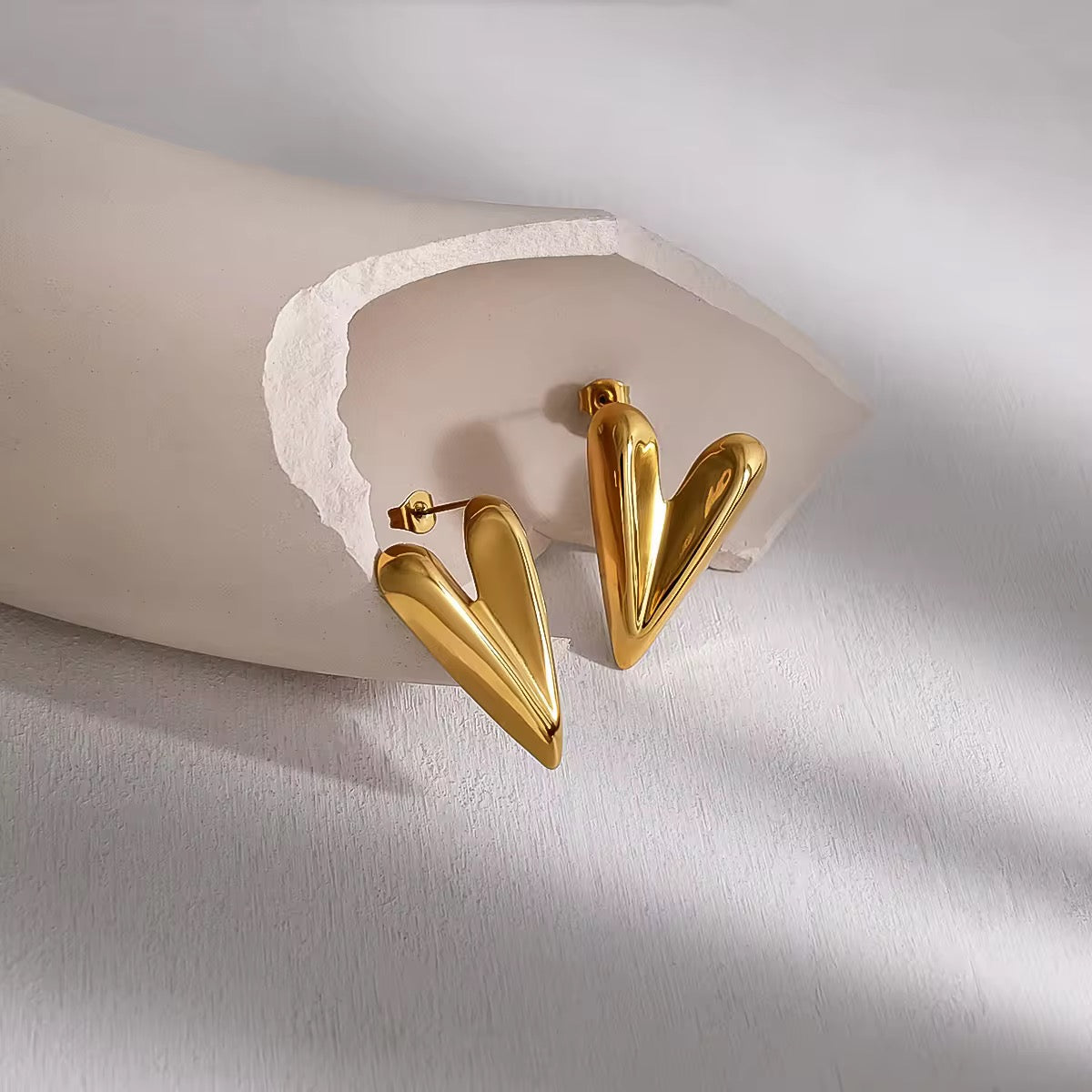 SJ 34 V Heart stud Earrings - 18k gold PVD Plated stainless steel - Anti tarnish - Wholesale