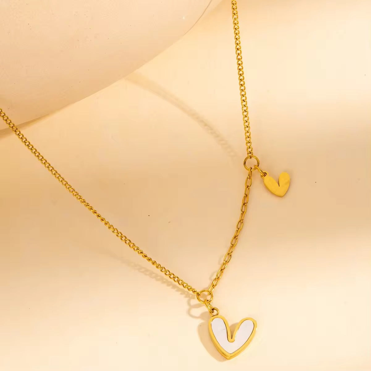 SS 159 White shell heart dainty necklace- 18k gold plated stainless steel - Anti tarnish - Wholesale