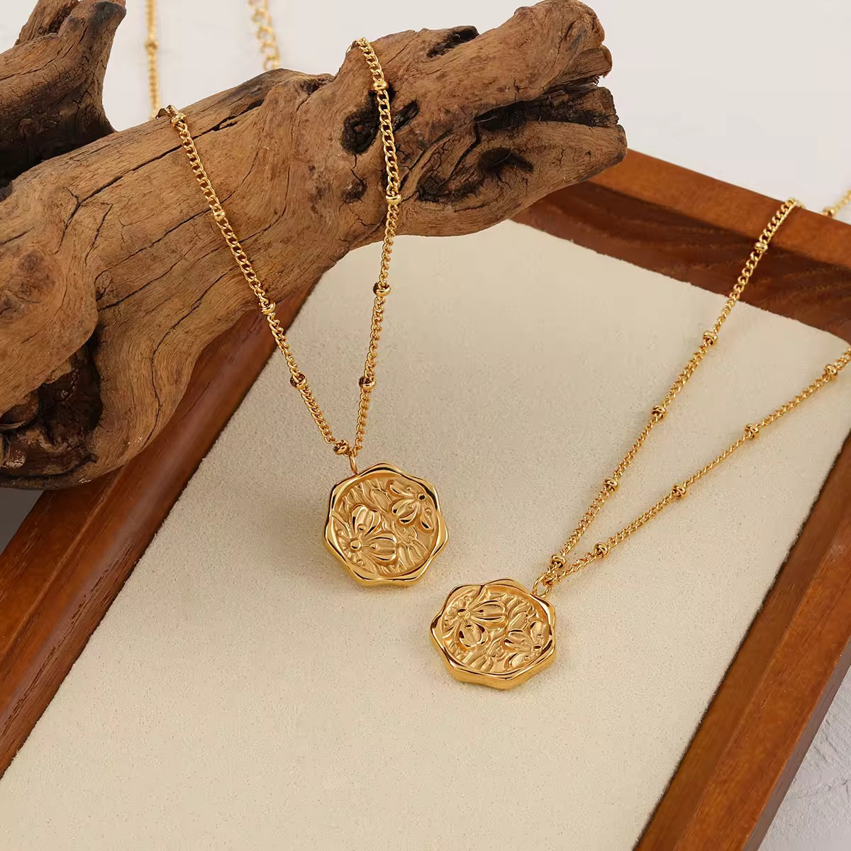 SS 160 Retro Flower necklace- 18k gold plated stainless steel - Anti tarnish - Wholesale