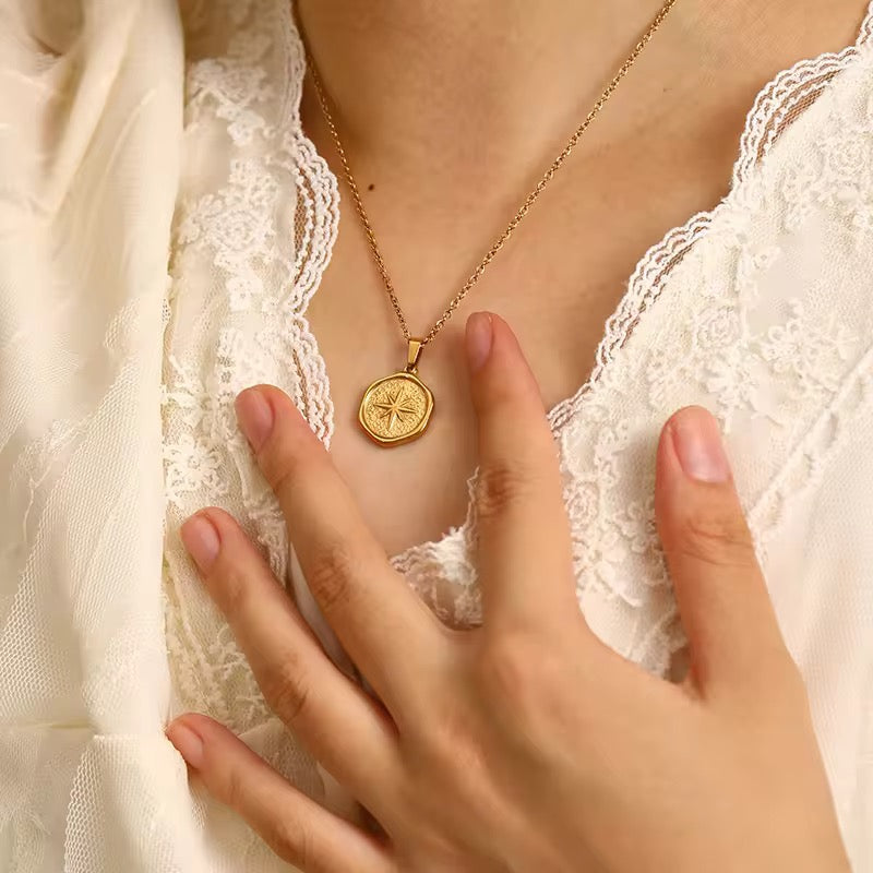 SS 175 North Star Round disc necklace- 18k gold plated stainless steel - Anti tarnish - Wholesale