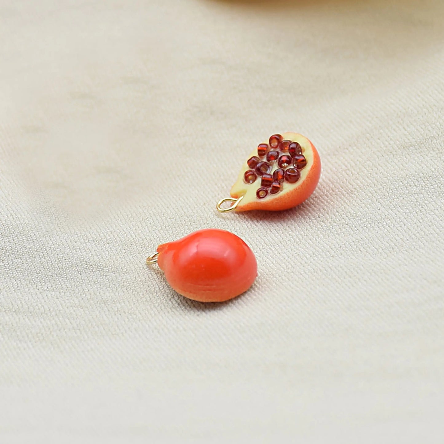 RC 1420 cut pomegranate charm ( 1 pc )