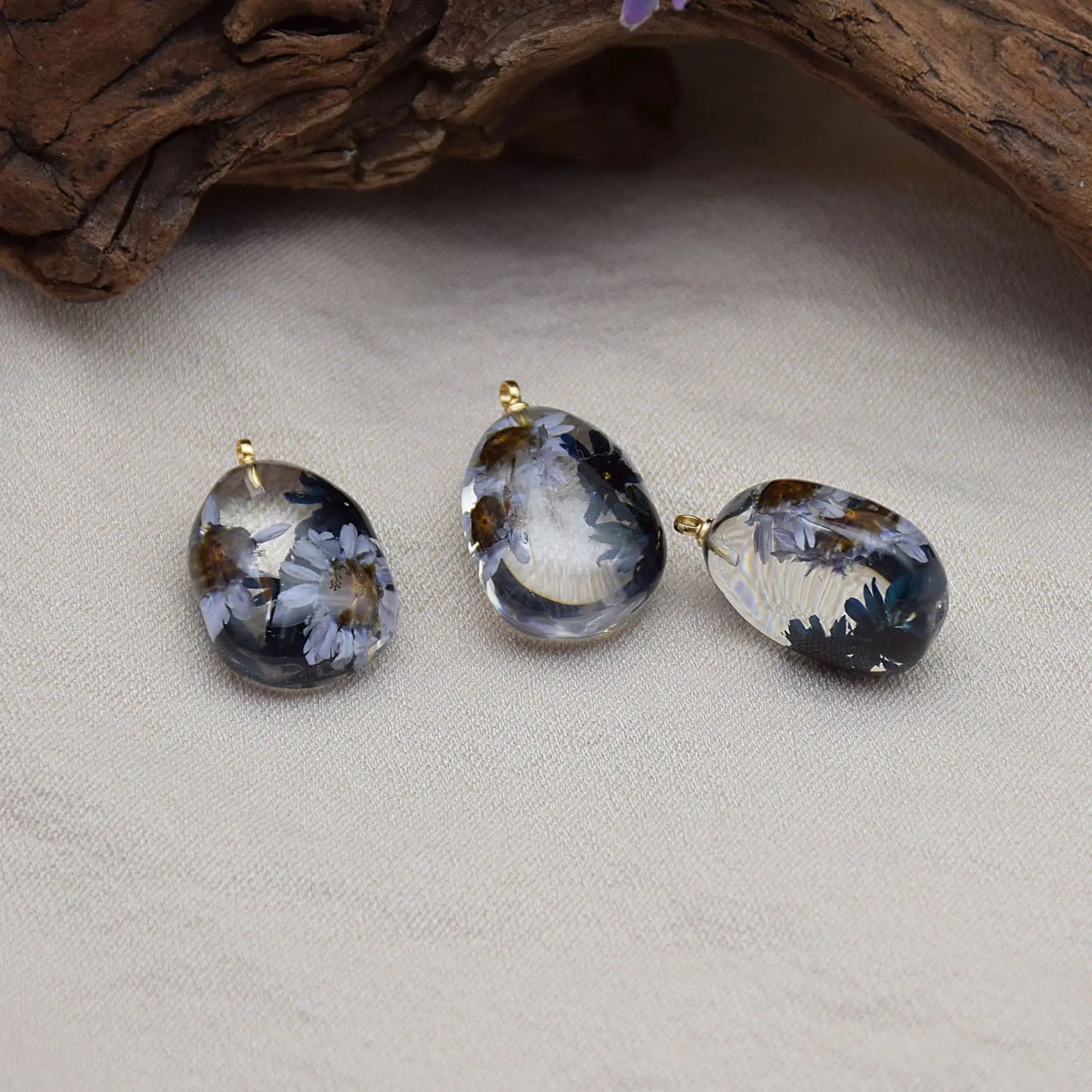 RC 1422 Black dried flower resin pendant ( 1 pc )