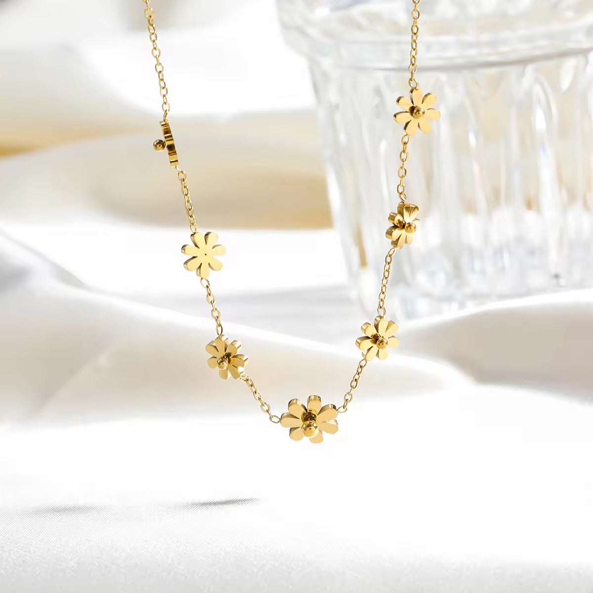 SJ 265 Daisy Modern chic Necklace - 18k gold plated stainless steel - Anti tarnish - Wholesale