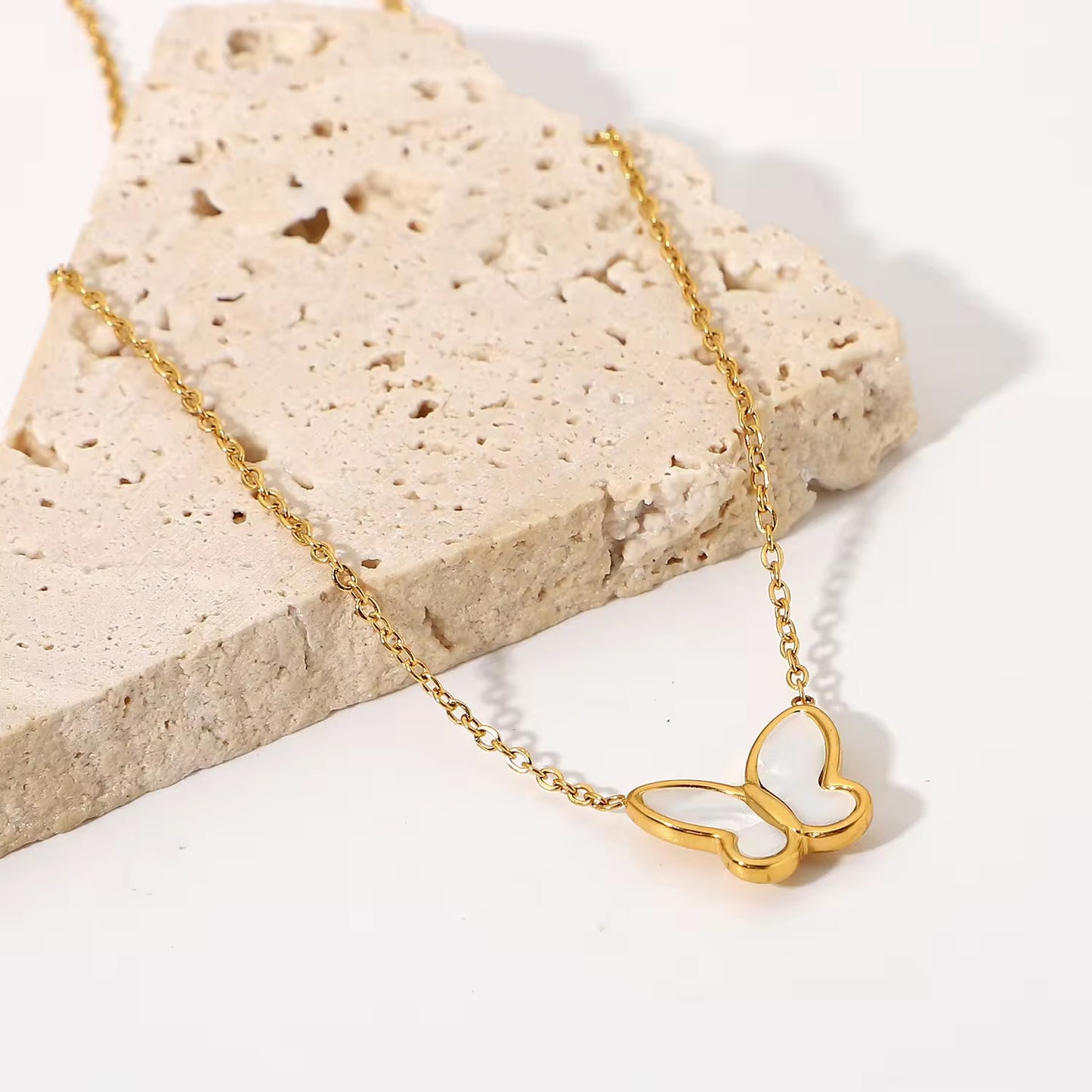 SJ 304 Minimalistic Butterfly Necklace - 18k gold PVD plated stainless steel - Anti tarnish - Wholesale