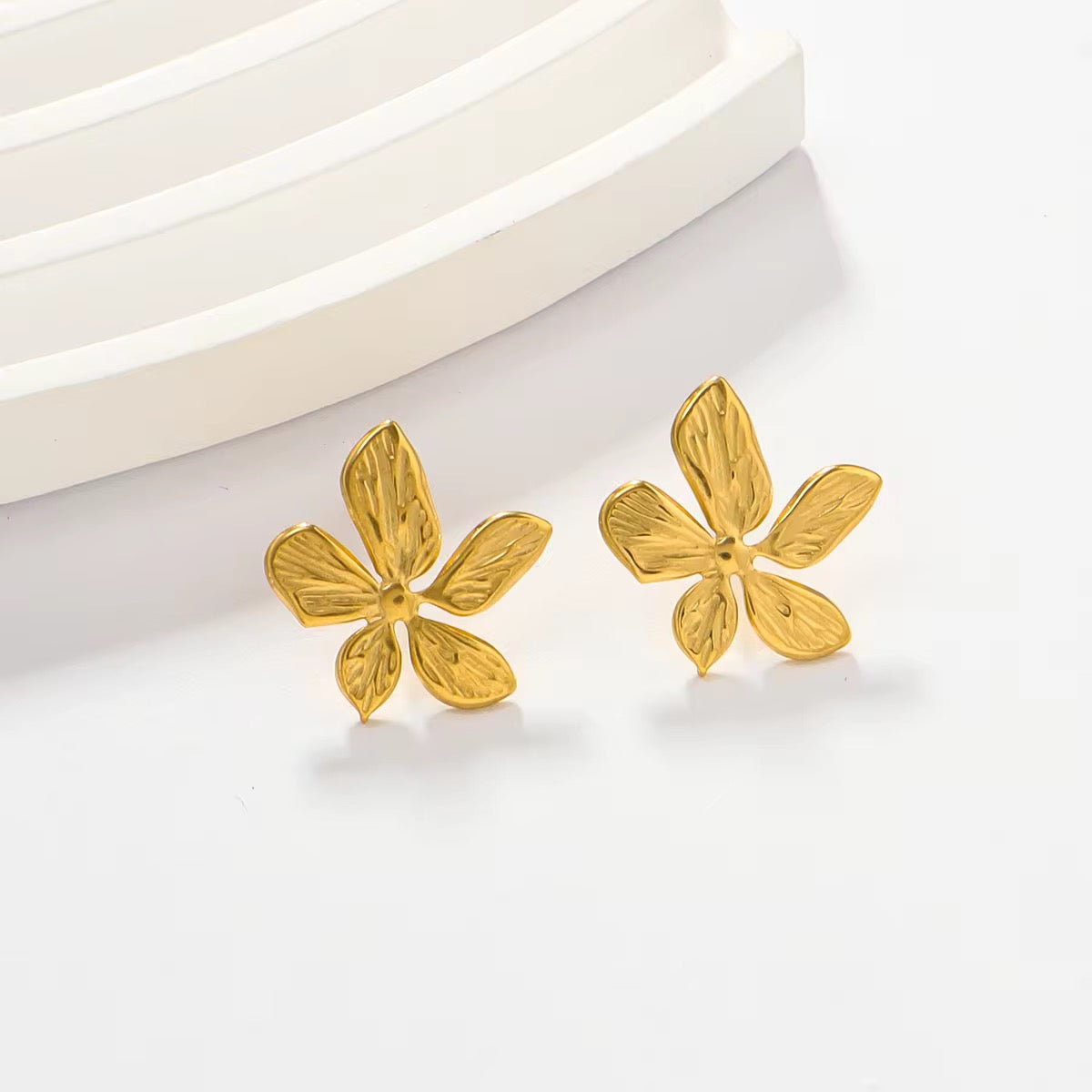 SJ 319 Textured Flower stud earring - 18k gold PVD plated stainless steel - Anti tarnish - Wholesale