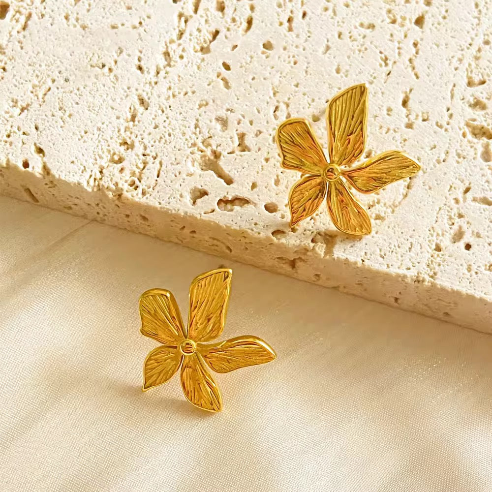 SJ 319 Textured Flower stud earring - 18k gold PVD plated stainless steel - Anti tarnish - Wholesale