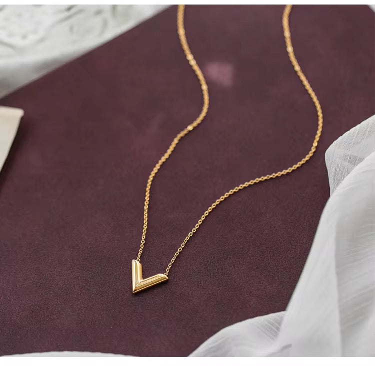SJ 349 V shaped Necklace - 18k gold plated stainless steel - Anti tarnish - Wholesale