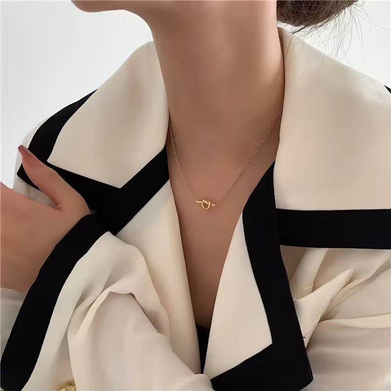 SJ 352 Dainty Knot Necklace - 18k gold plated stainless steel - Anti tarnish - Wholesale