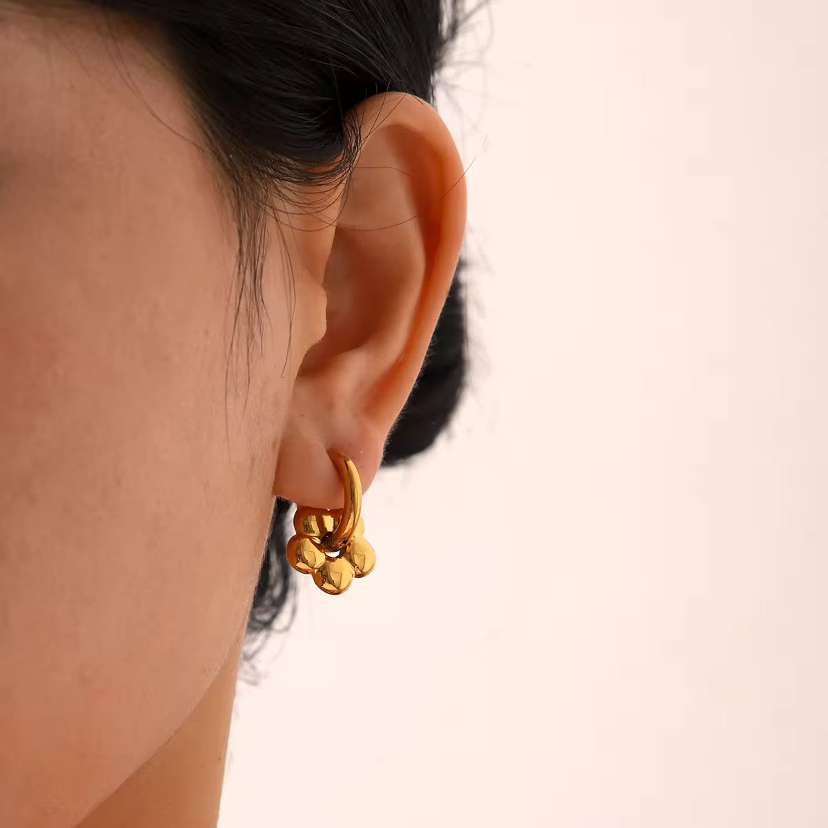 SJ 357 Flower Hoop Earrings - 18k gold PVD plated stainless steel - Anti tarnish - Wholesale