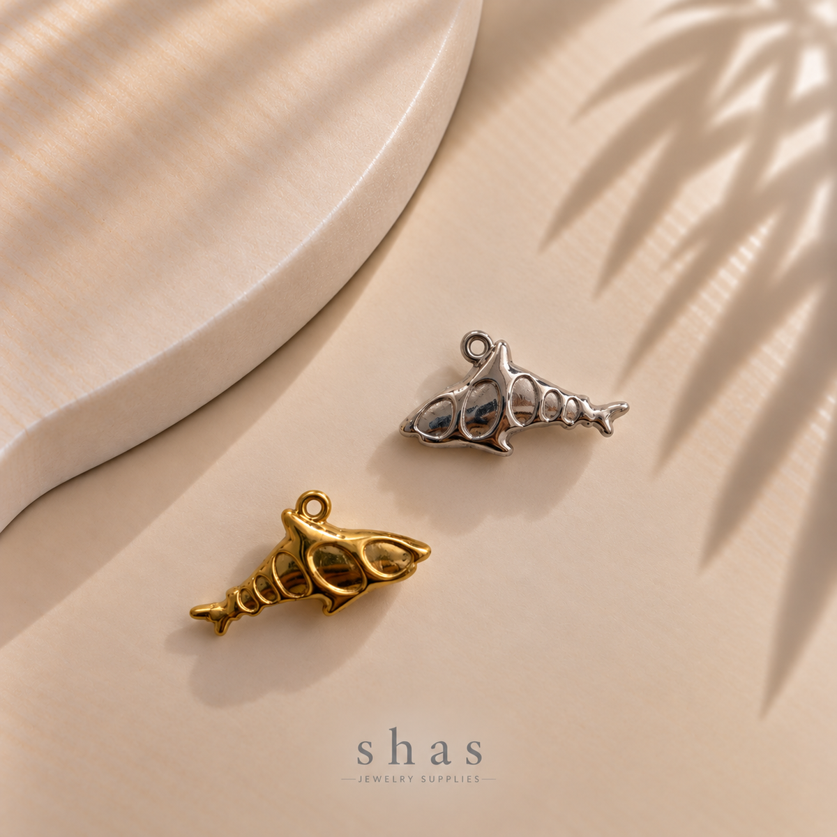 SC23S Shell Fish Charm ( 1 pc ) PVD Plated