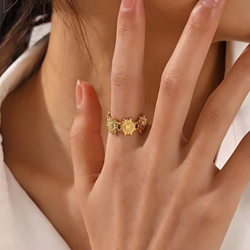 SJ - 697 Daisy minimalistic Ring Adjustable 18k Gold PVD plated stainless steel - Anti tarnish