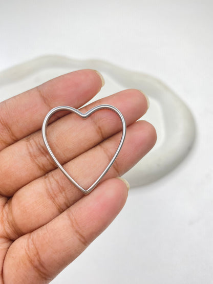 SS 2997 Heart Bezel Silver plated stainless steel ( 1 piece ) Anti tarnish ( 30:32 mm ) Thickness 3mm