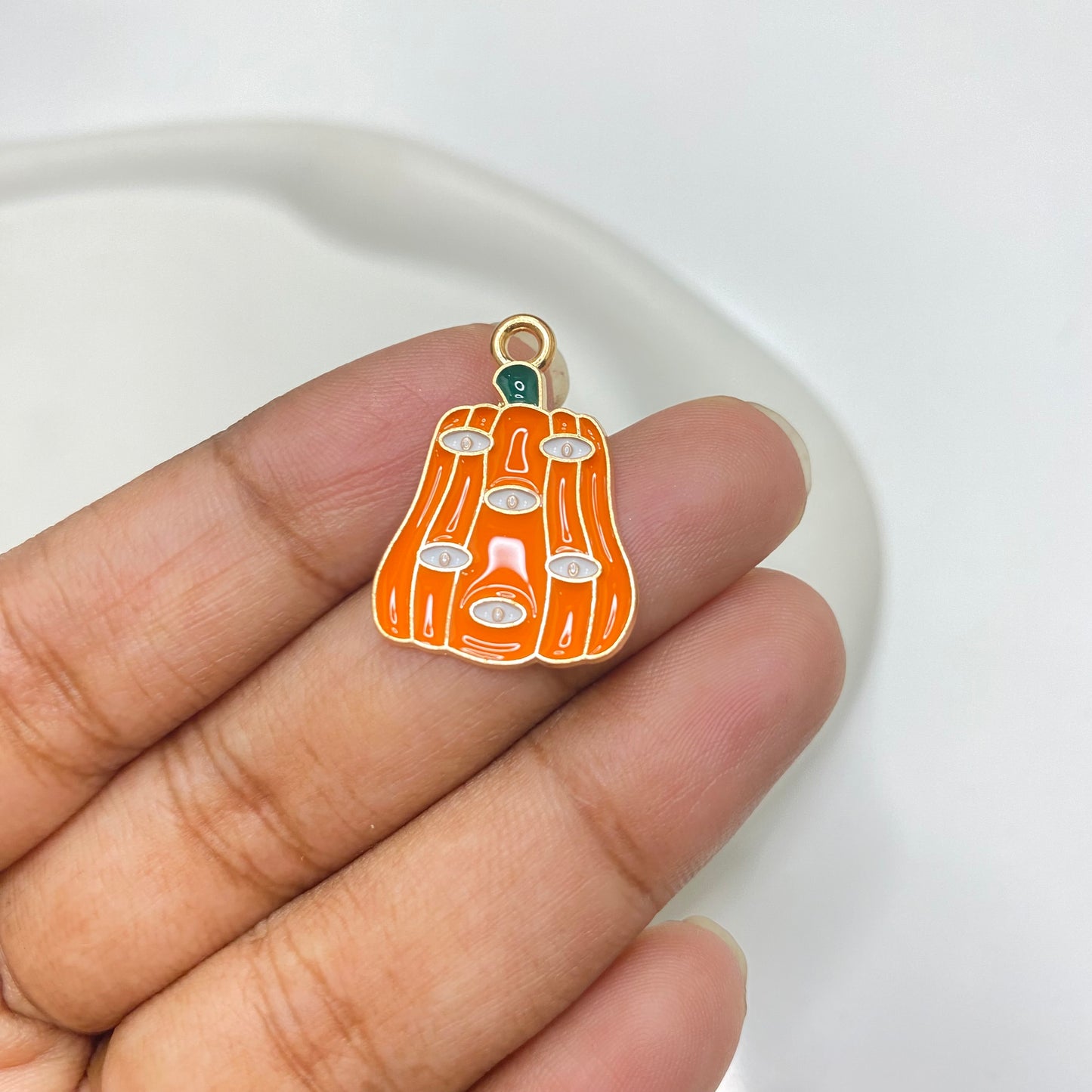 EC 1868 Pumpkin eye enamel charm ( 1 pc )