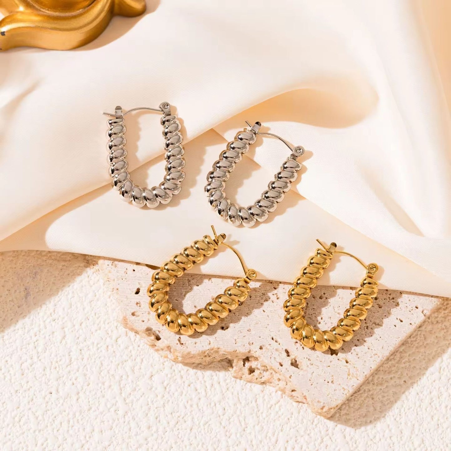 SJ 675 Twisted U Hoop Gold Earring - 18k Gold PVD plated stainless steel - Anti tarnish