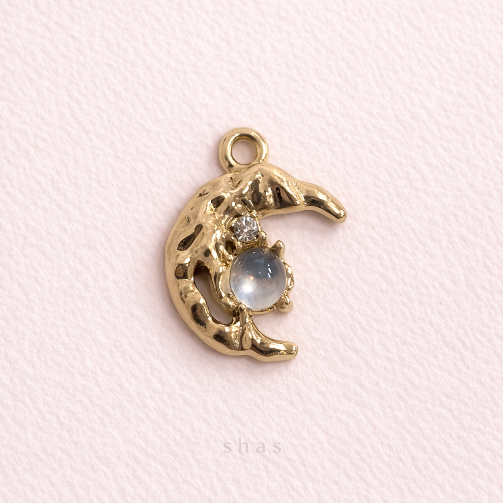 GPC 10 (I) Moon charm 14k gold plated ( 1 pc ) Anti tarnish ( 15:20 mm )