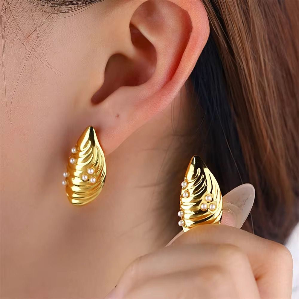 SJ 668 - Pearl Textured Shell Earring - 18k Gold PVD plated stainless steel - Anti tarnish