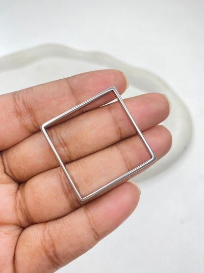 SS 3000 Square Bezel Silver plated stainless steel ( 1 piece ) Anti tarnish ( 31 mm ) Thickness 3mm