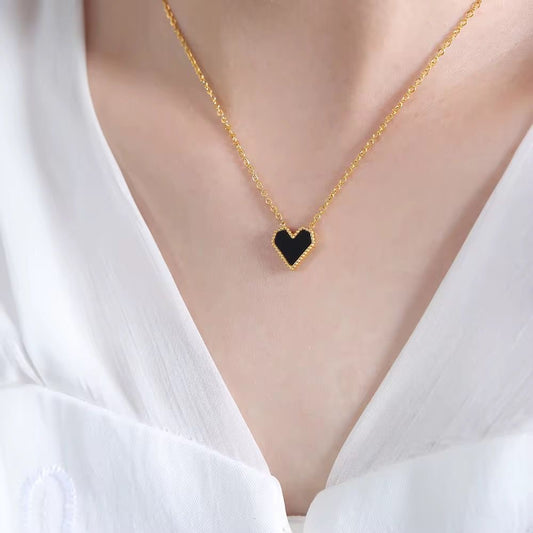 SJ 773 Dainty Black Heart Necklace  - 18k Gold PVD plated stainless steel - Anti tarnish