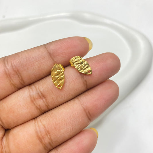 SS 1188 - petal stud - 18k gold PVD plated stainless steel - per pair - anti tarnish