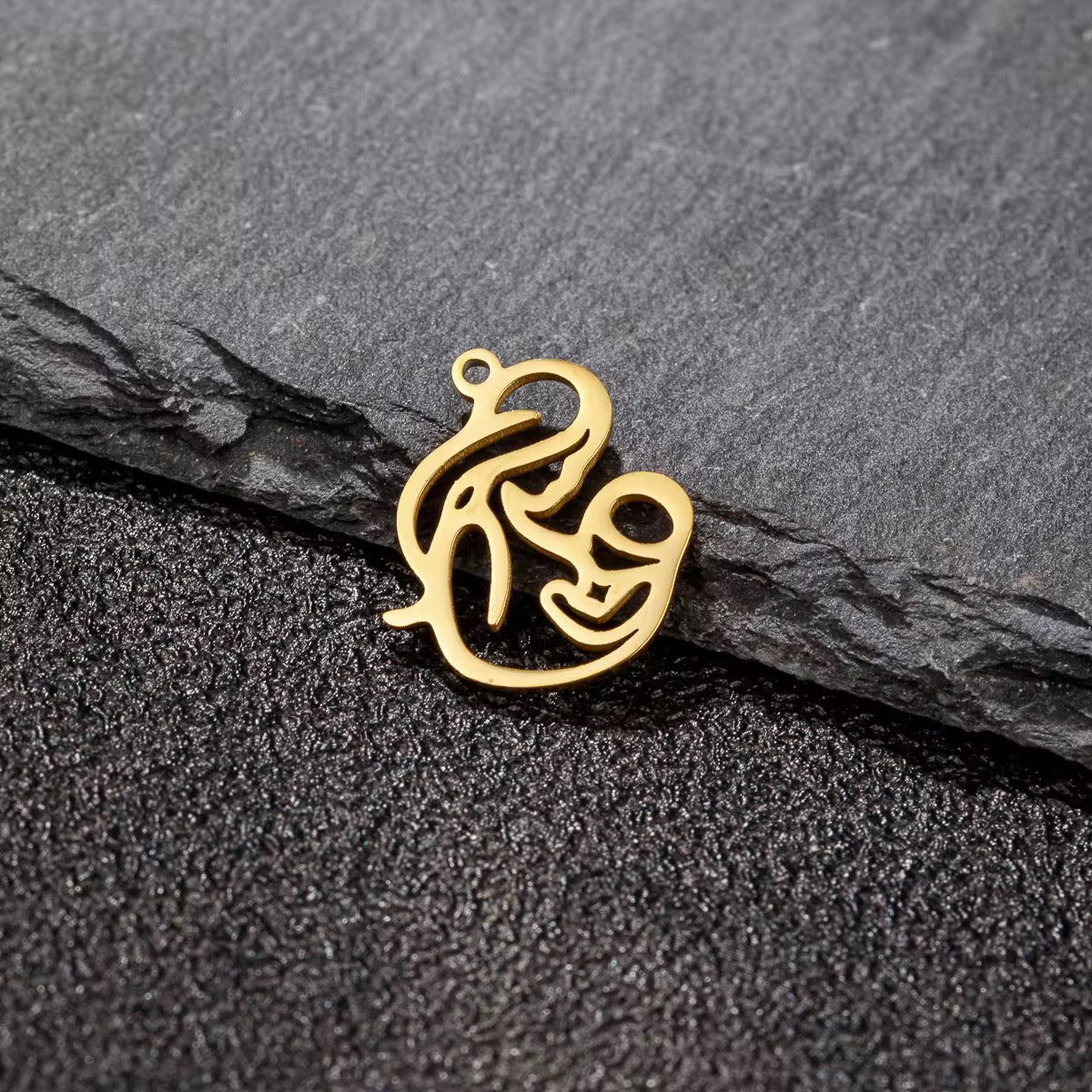 SC13M Mom Dainty Charm 18k gold PVD 316 Stainless steel ( 1 pc ) Anti tarnish ( 19*7 mm )