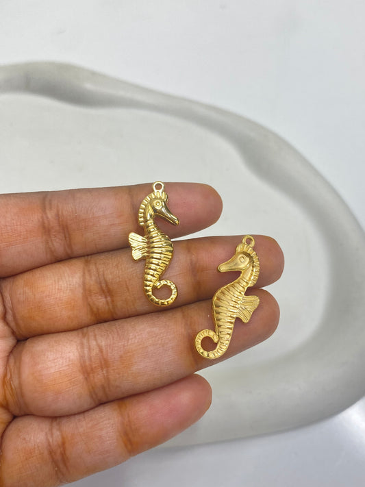 SS 2433 - Sea horse charm 18k gold  plated Stainless steel ( 1 pc ) Anti tarnish
