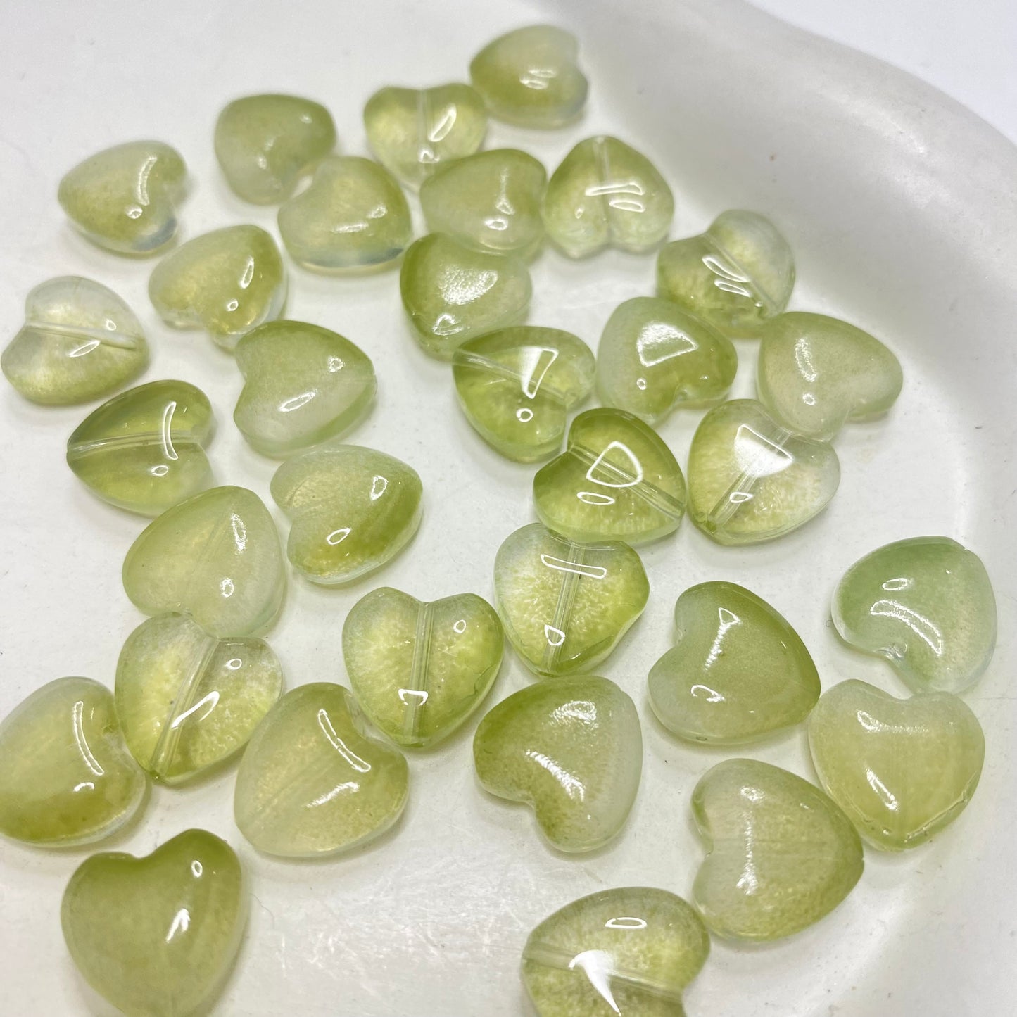 GB 2111 light green heart glass bead ( 1 pc )