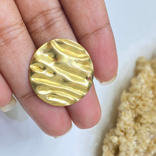 SS 94 wavy round charm