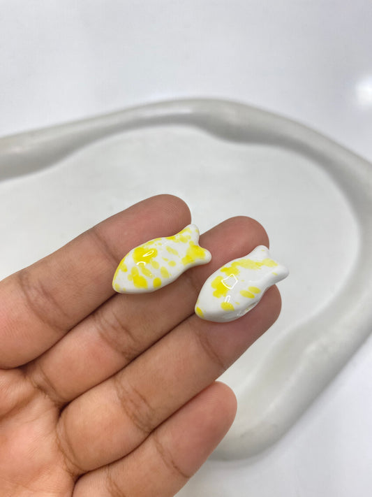 BBB 054 (c) Yellow Fish porcelain ceramic bead ( 1 pc )