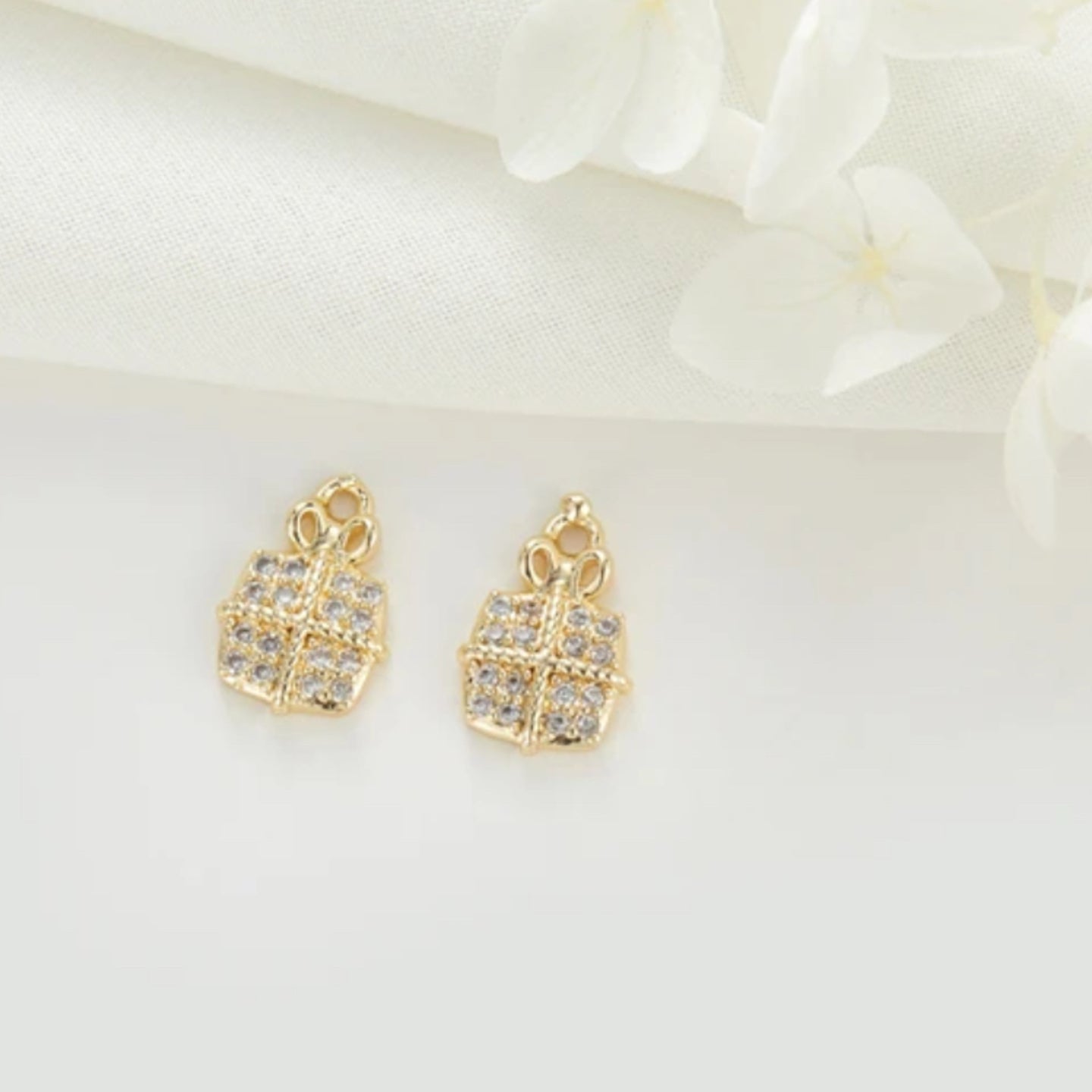 SS 460 Gift box CZ gold plated charm