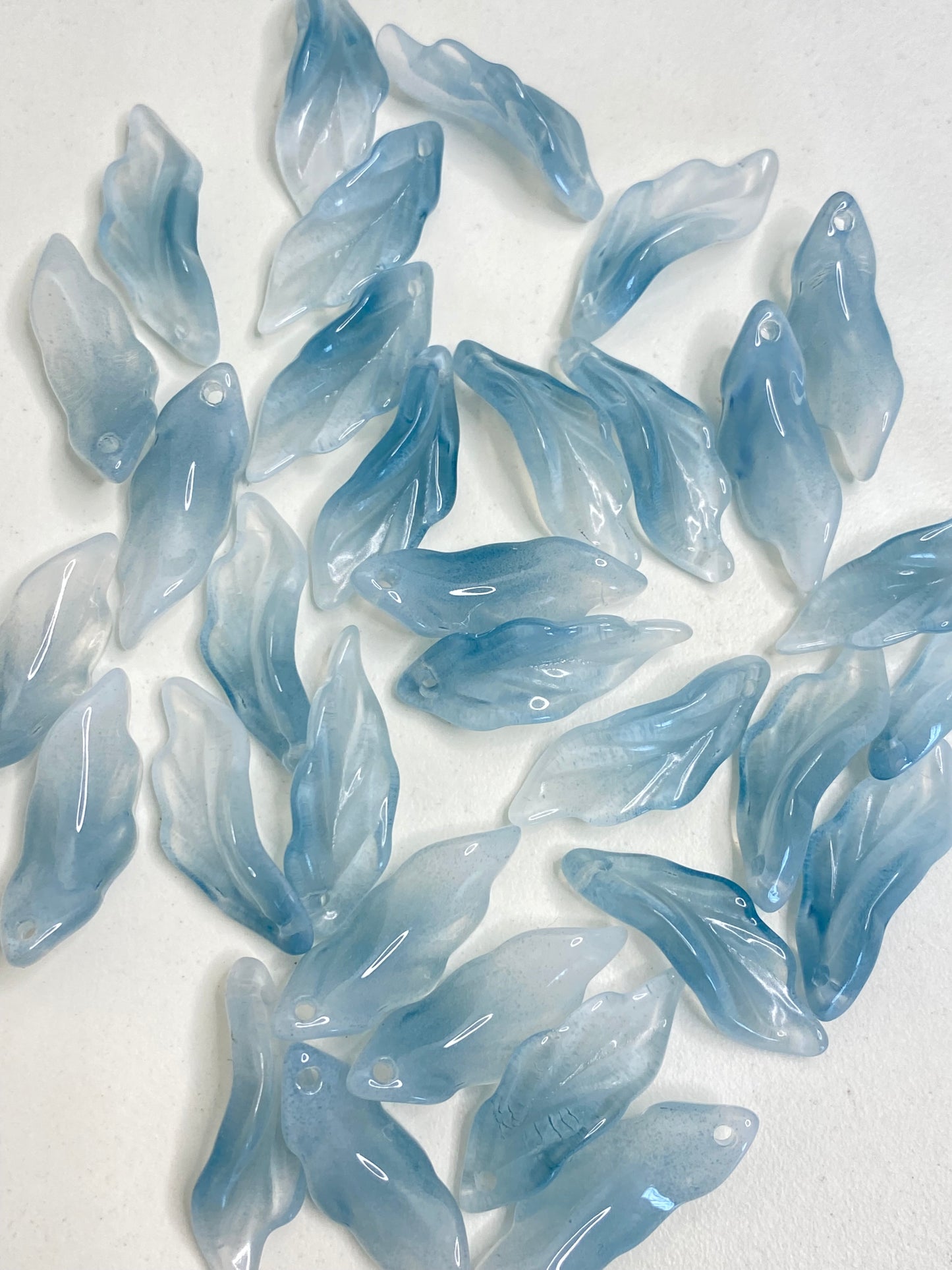 BBB 223 (d) Icy Blue Leaf Crystal glass bead ( 1 pc ) ( 4:25 mm )