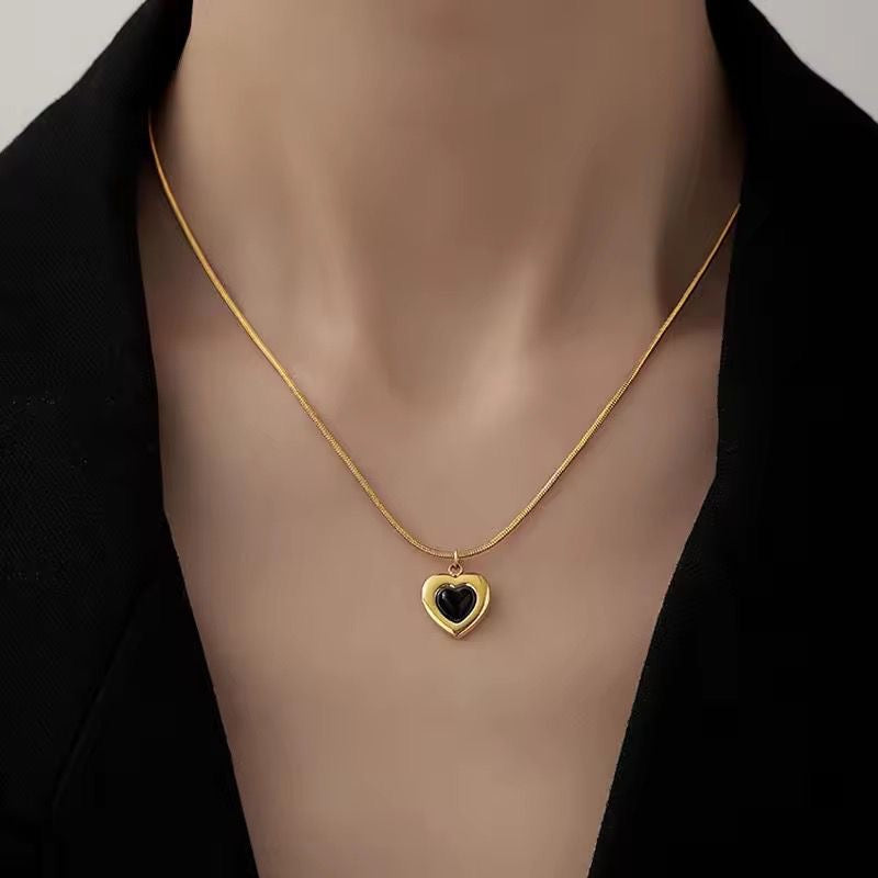 SJ 573 Retro Black Heart Necklace - 18k Gold PVD plated stainless steel - Anti tarnish