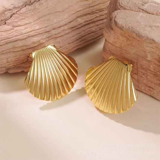 SJ 670  Shell Stud Earring - 18k Gold PVD plated stainless steel - Anti tarnish