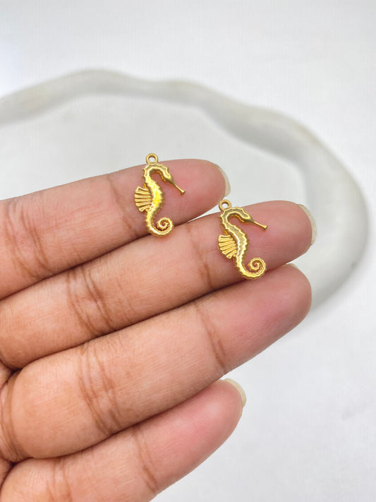 SS 2983 Sea Horse Charm Tiny Sea Creature 18K Gold PVD plated stainless steel ( 1 piece ) Anti tarnish ( 10:16.5 mm )