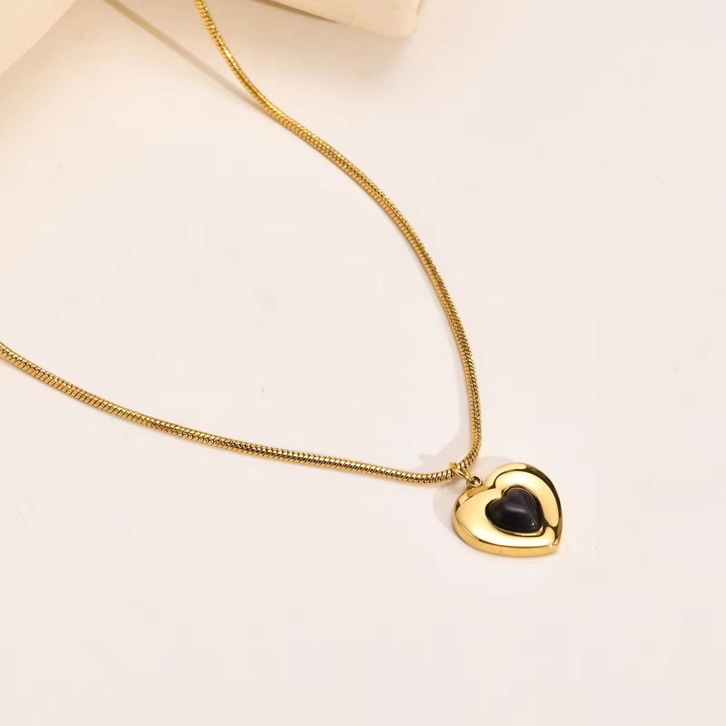 SJ 573 Retro Black Heart Necklace - 18k Gold PVD plated stainless steel - Anti tarnish