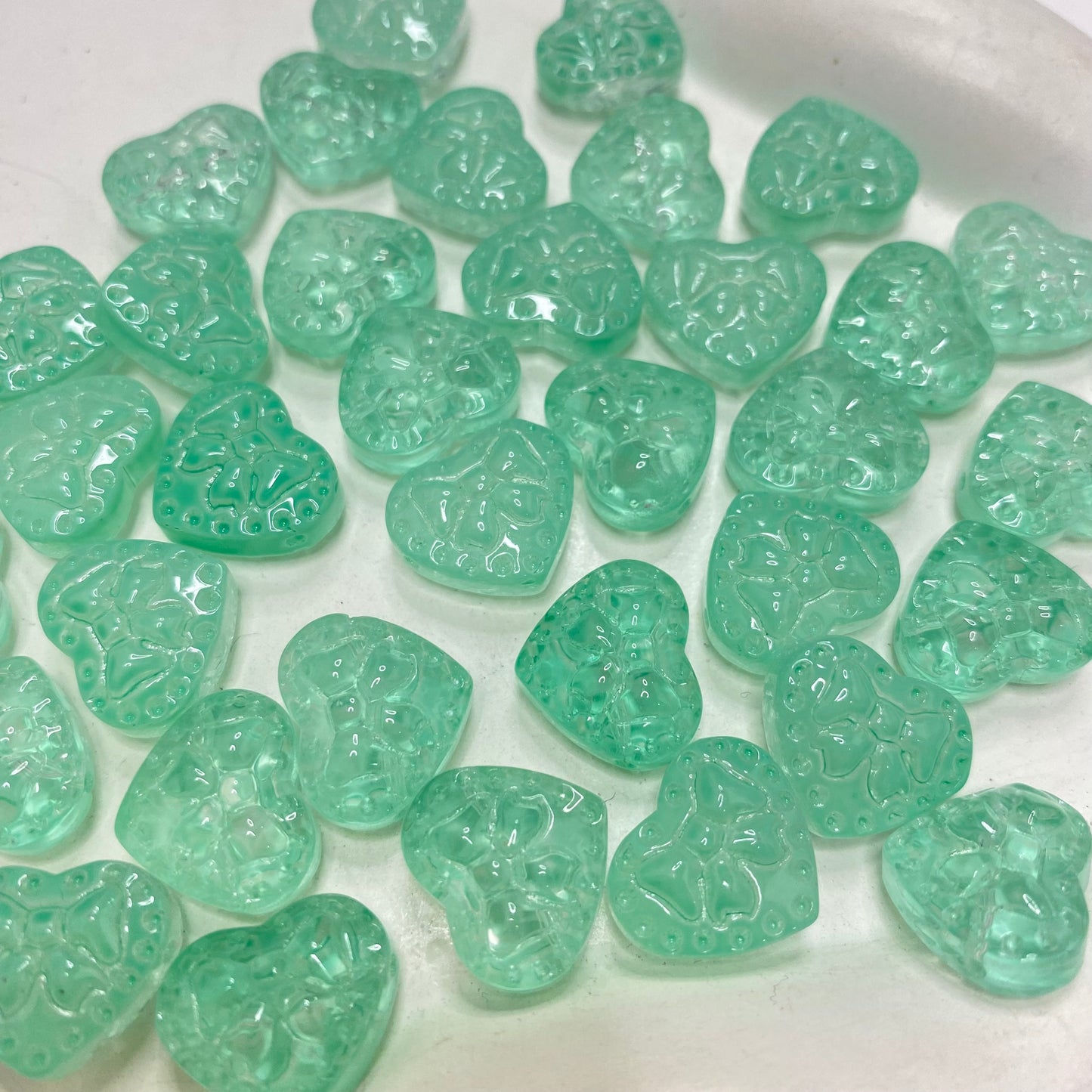 GB 2151 Green bow engraved heart glass bead ( 1 pc )