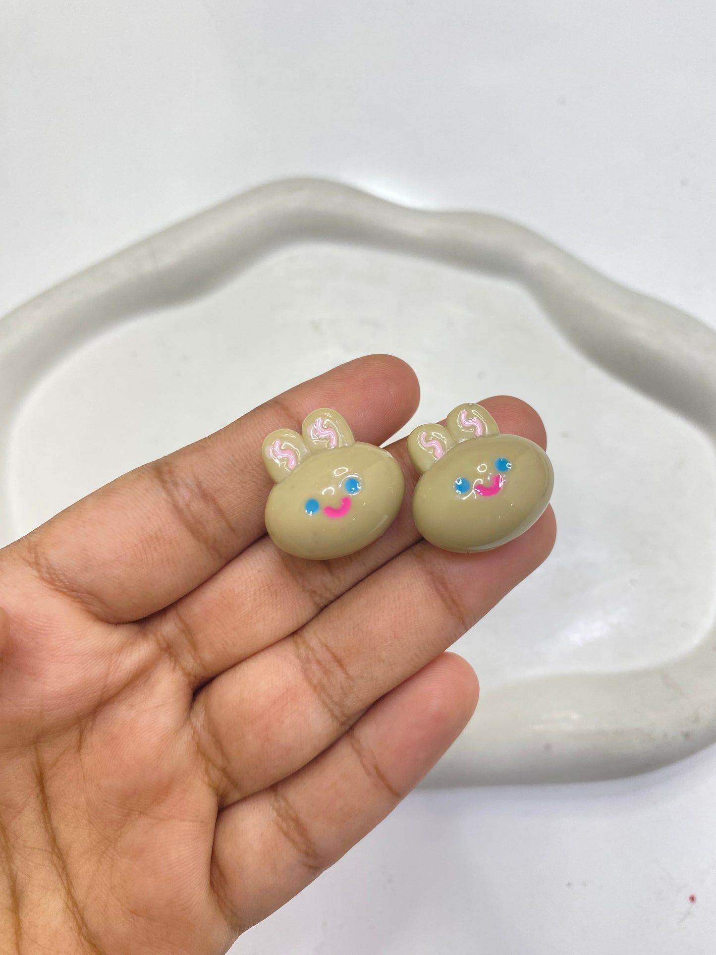BBB 062 (k) Cream Cartoon Rabbit  Acrylic bead ( 1 pc )