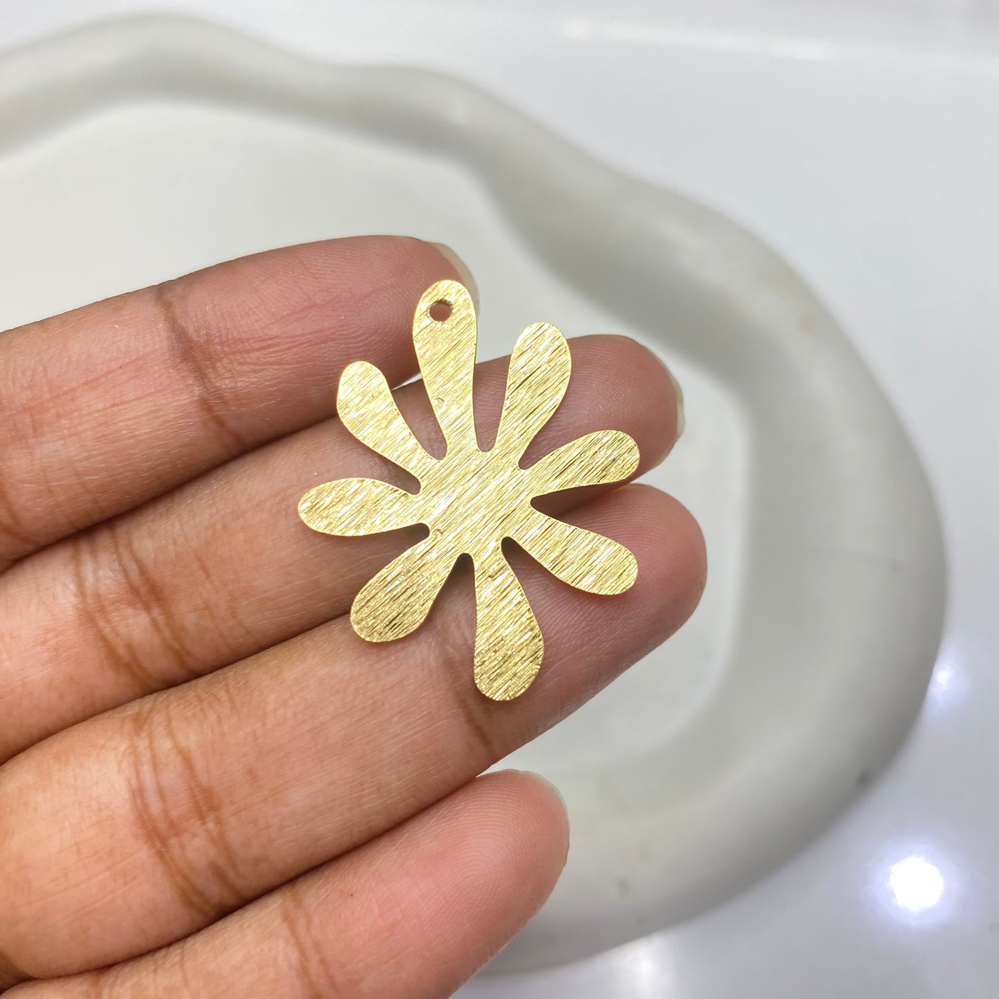 B 2085 Textured flower charm ( 1 pc )