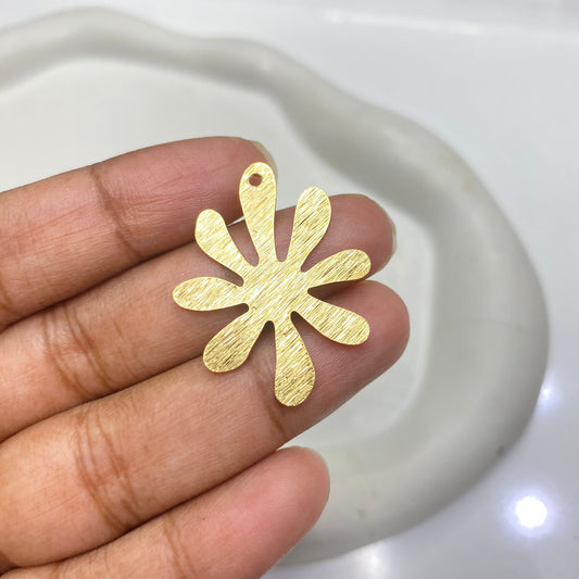 B 2085 Textured flower charm ( 1 pc )
