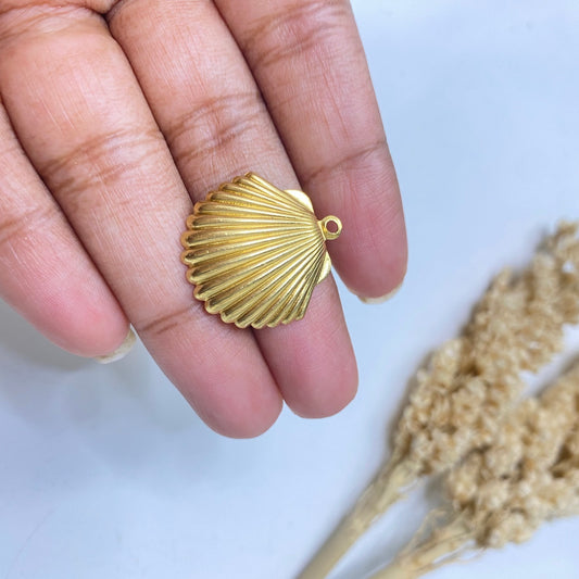 SS 118 shell charm