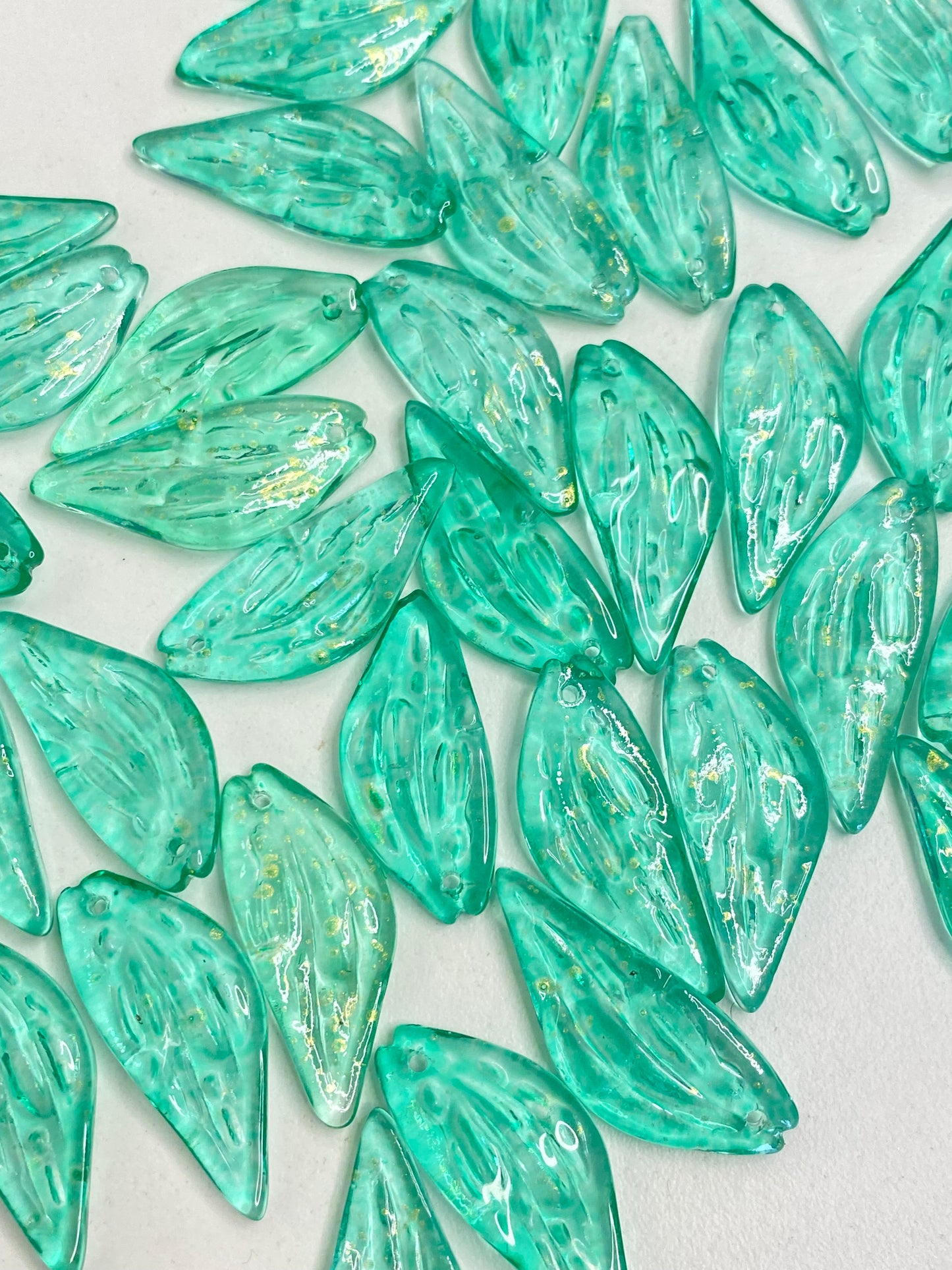 BBB 224 (a) Glittery Green Leaf Crystal glass bead ( 1 pc ) ( 5:26 mm )