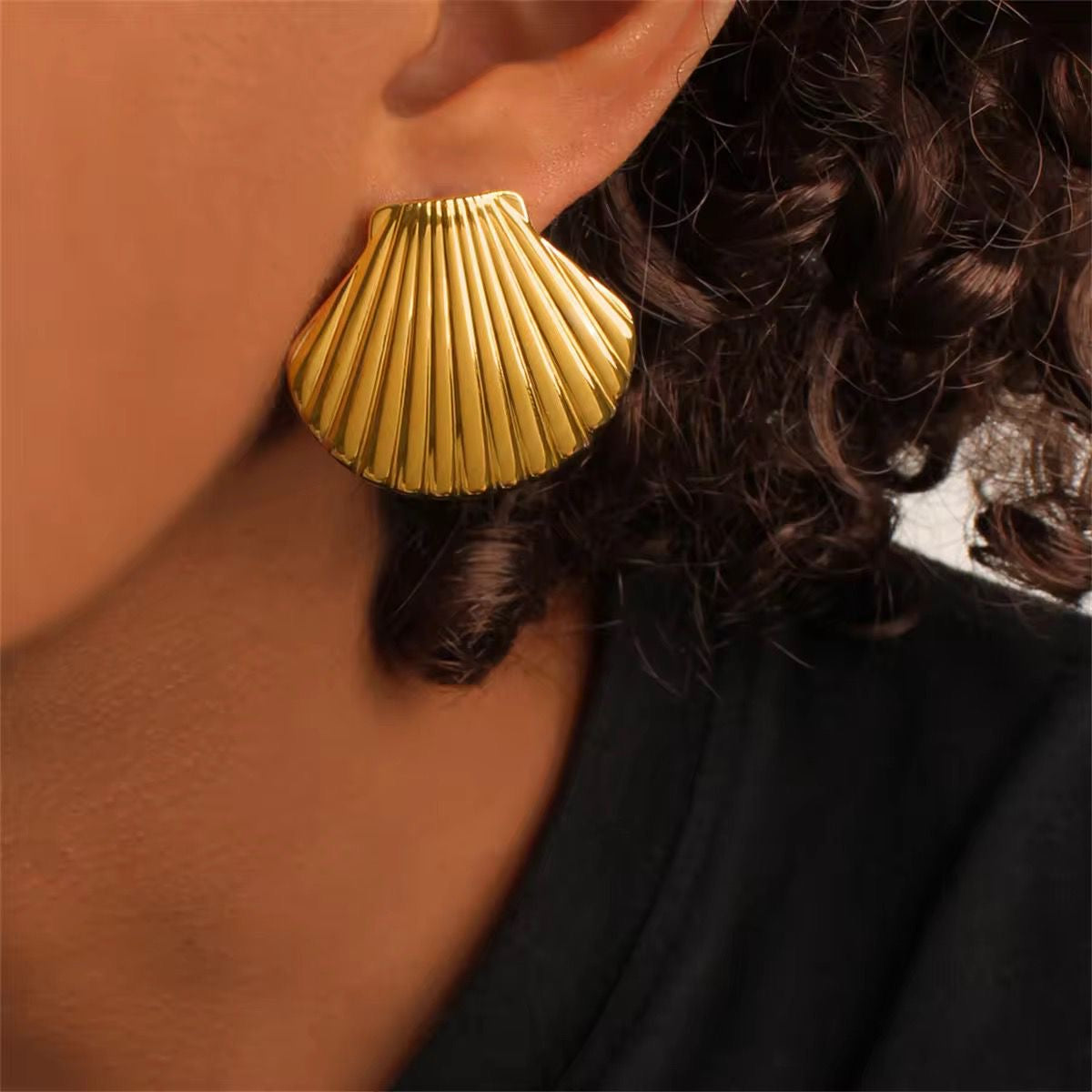 SJ 670  Shell Stud Earring - 18k Gold PVD plated stainless steel - Anti tarnish