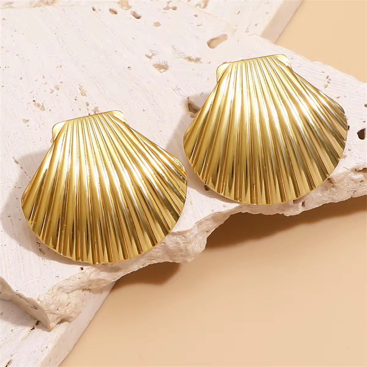 SJ 670  Shell Stud Earring - 18k Gold PVD plated stainless steel - Anti tarnish