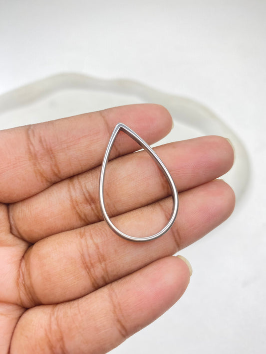 SS 2998 Teardrop Bezel Silver plated stainless steel ( 1 piece ) Anti tarnish ( 21:33 mm ) Thickness 3mm