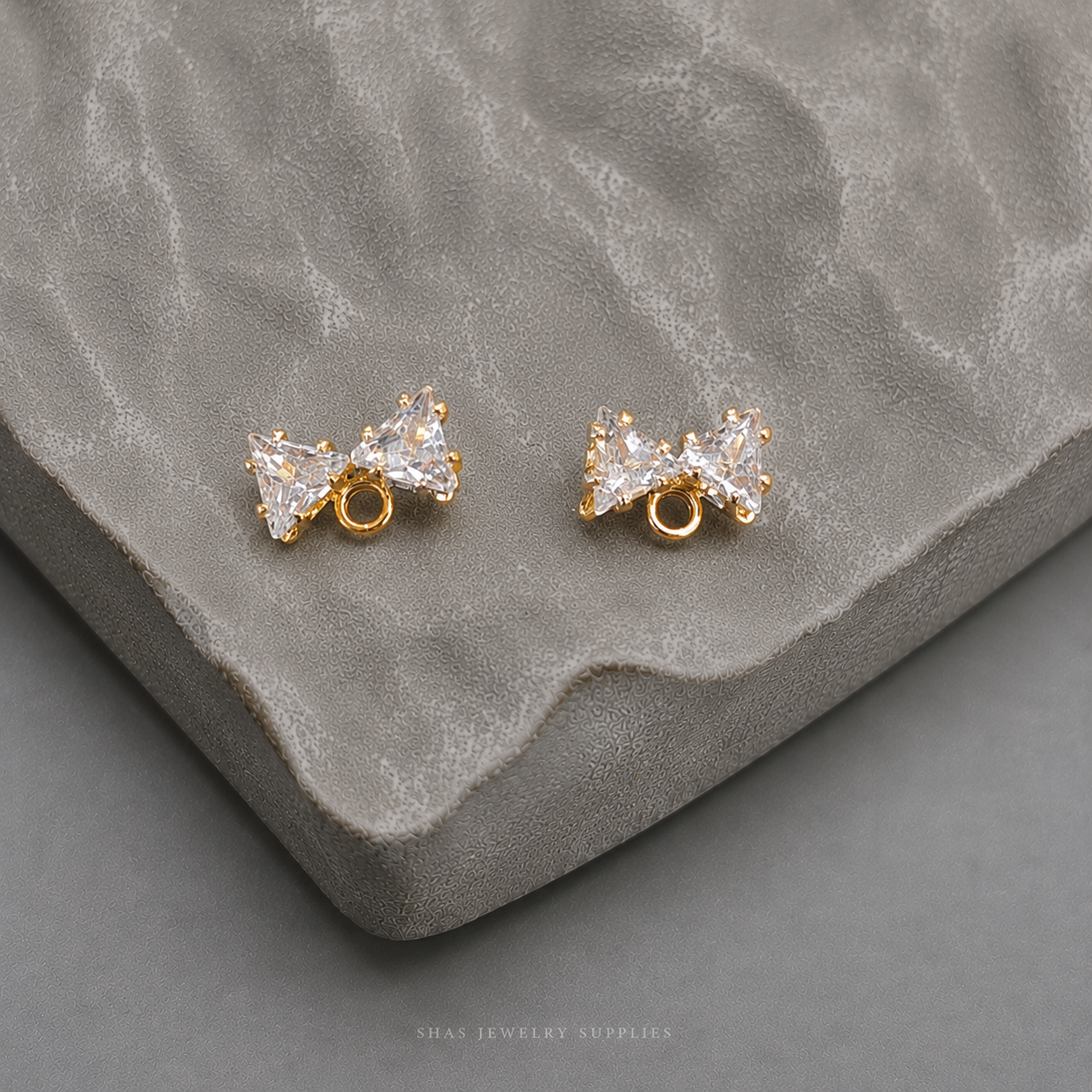 ZS01V Zircon Bow Stud 18k gold Plated ( 2 pc )