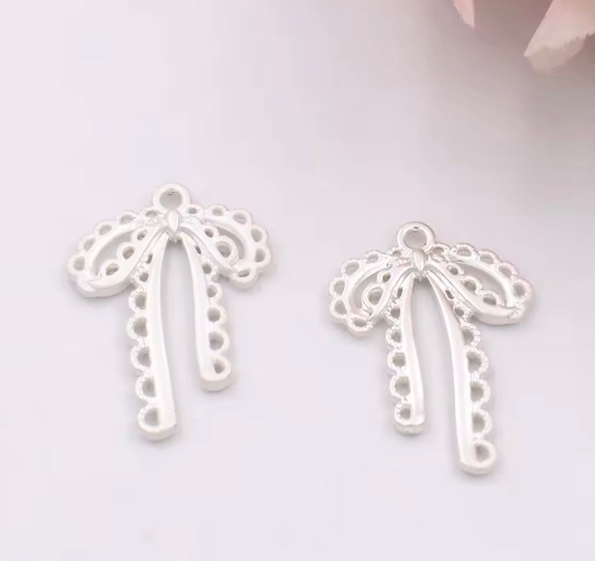 BBB 342 (m) Shiny White Bow Spray painted Charm ( 1 pc ) High Quality Alloy ( 28:20 mm )