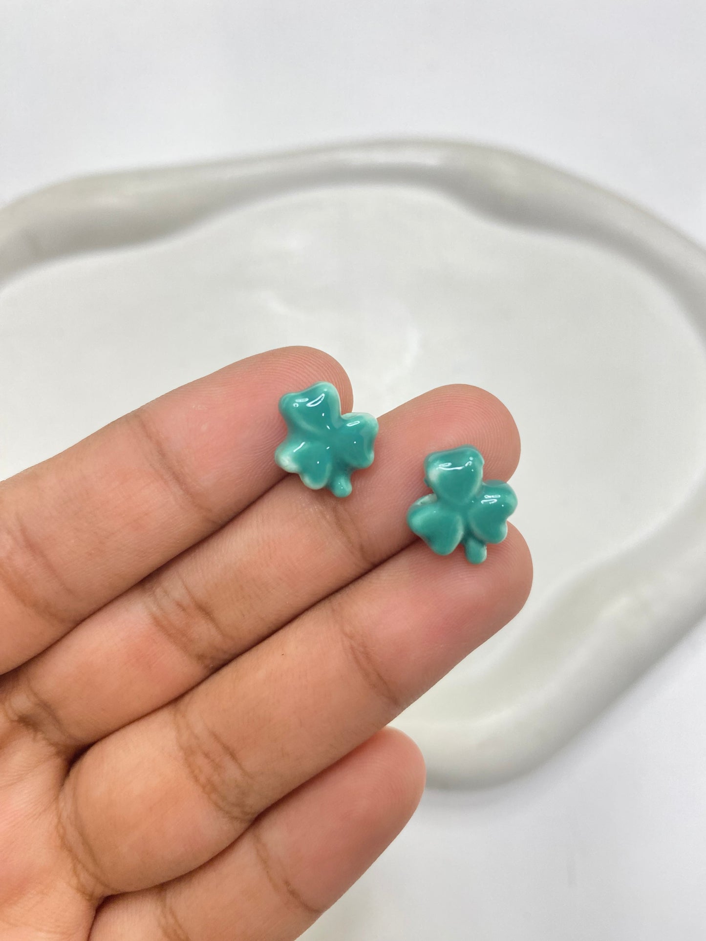 BBB 056 (g) Pastel green Clover leaf porcelain ceramic bead ( 1 pc )