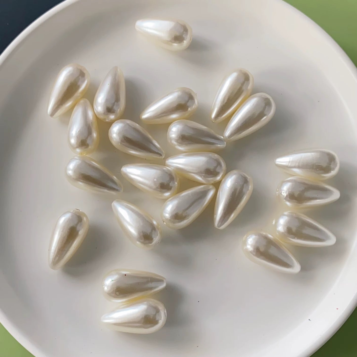 BBB 226 (n) White Pearly Waterdrop Acrylic bead ( 1 pc ) UV Plated ( 15:22 mm )