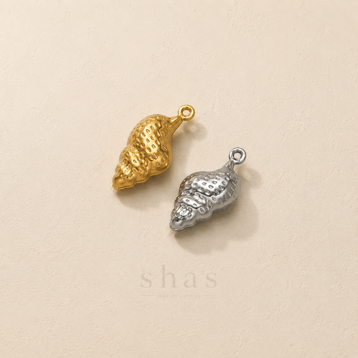 SC16N Textured Conch charm 18k Gold PVD 316 stainless steel ( 1 pc ) Anti tarnish