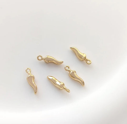 GP 1455 chilly 14k gold plated charm - per piece - anti tarnish