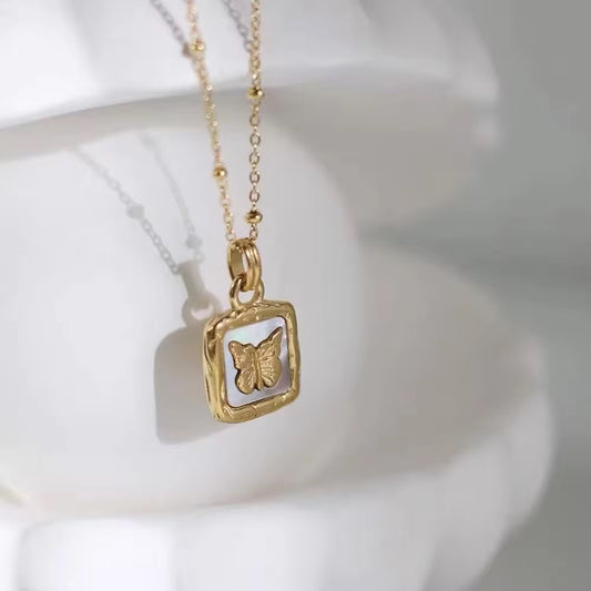 SJ 373 Butterfly white shell Necklace - 18k gold PVD plated stainless steel - Anti tarnish - Wholesale